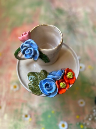 El Yapımı Tasarım Turuncu ve Mavi Çiçekli Seramik Kupa Seti
