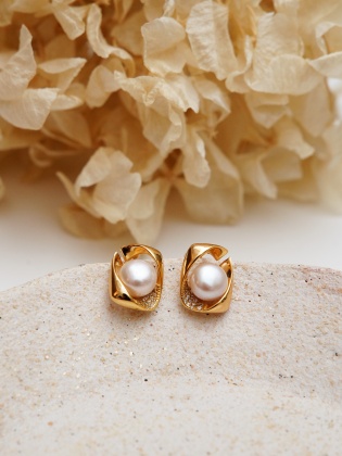 Pearl Silver Earrings with Zircon Detailed