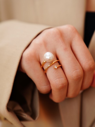 Silver Ring with Zircon Detail Pearl