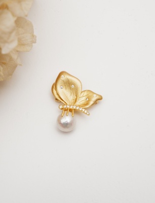 Handmade Design Silver Brooch with Butterfly Design and Pearl