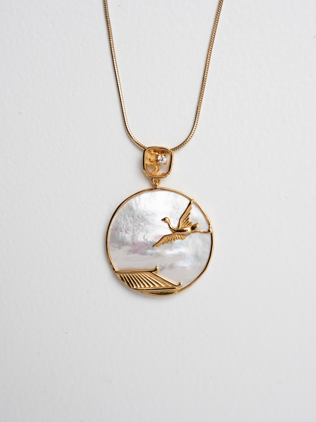 Mother-of-Pearl Silver Necklace with Swan Design