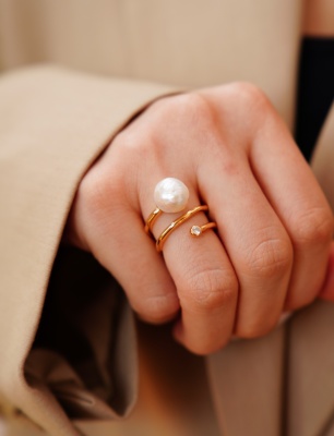 Silver Ring with Zircon Detail Pearl