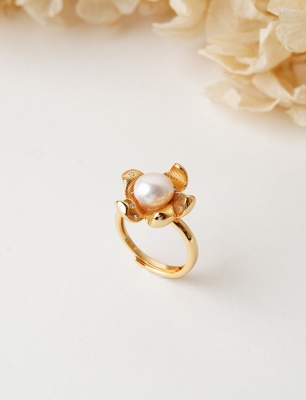 Silver Ring with Flower Pearl Design