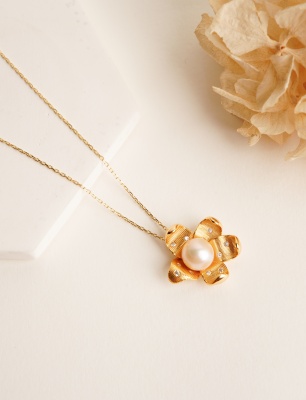 Silver Necklace with Pearl Flower Design